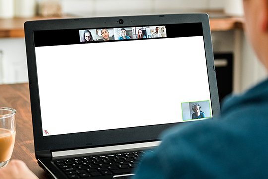 Teilnehmer verfolgt am Laptop eine Live-Online-Schulung im Homeoffice